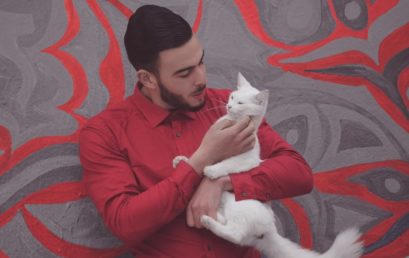 Should you pose with your cat in your dating profile pic?