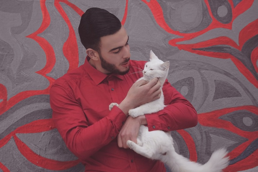 Should you pose with your cat in your dating profile pic?
